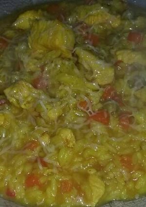 Una foto de Arroz amarillo con pollo