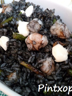 Una foto de Arroz negro con espárragos trigueros y langostinos