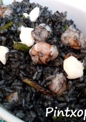 Una foto de Arroz negro con espárragos trigueros y langostinos