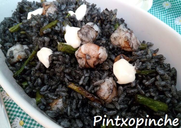 Arroz negro con espárragos trigueros y langostinos