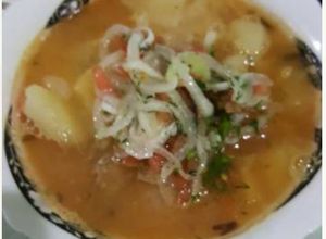 Una foto de Encebollado de Albacora