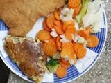 Milanesa de solomillo, con tortilla de fideos y ensalada de zanahoria y brócoli 🥕🥦