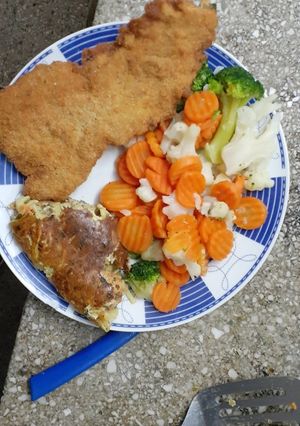 Una foto de Milanesa de solomillo, con tortilla de fideos y ensalada de zanahoria y brócoli 🥕🥦
