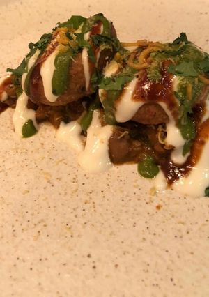 A picture of Kachori chaat.