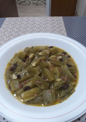 Una foto de Cardo en salsa con jamón y pasas