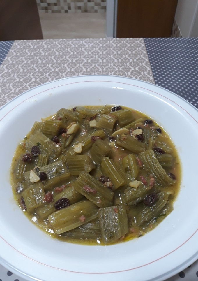 Una foto de Cardo en salsa con jamón y pasas