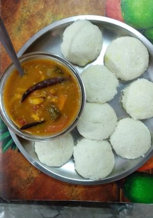 इडली सांबर (Idli Sambar recipe in hindi) रेसिपी मुख्य फोटो
