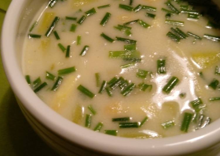 Weiß-grüne Spargel-Crème-Suppe