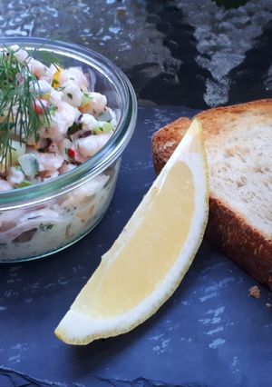 Garnéla saláta pirítóssal recept fotója