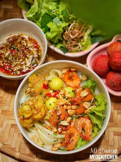 Hình của món Mì Quảng Gà Tôm Trứng.