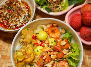 Hình của món Mì Quảng Gà Tôm Trứng.