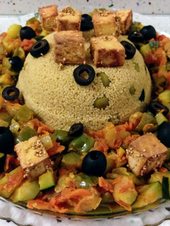 Una foto de Cous-cous vegano con aceitunas y tofu
