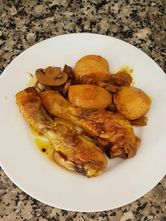 Una foto de Jamoncitos de pollo estofados con patatas y champiñones