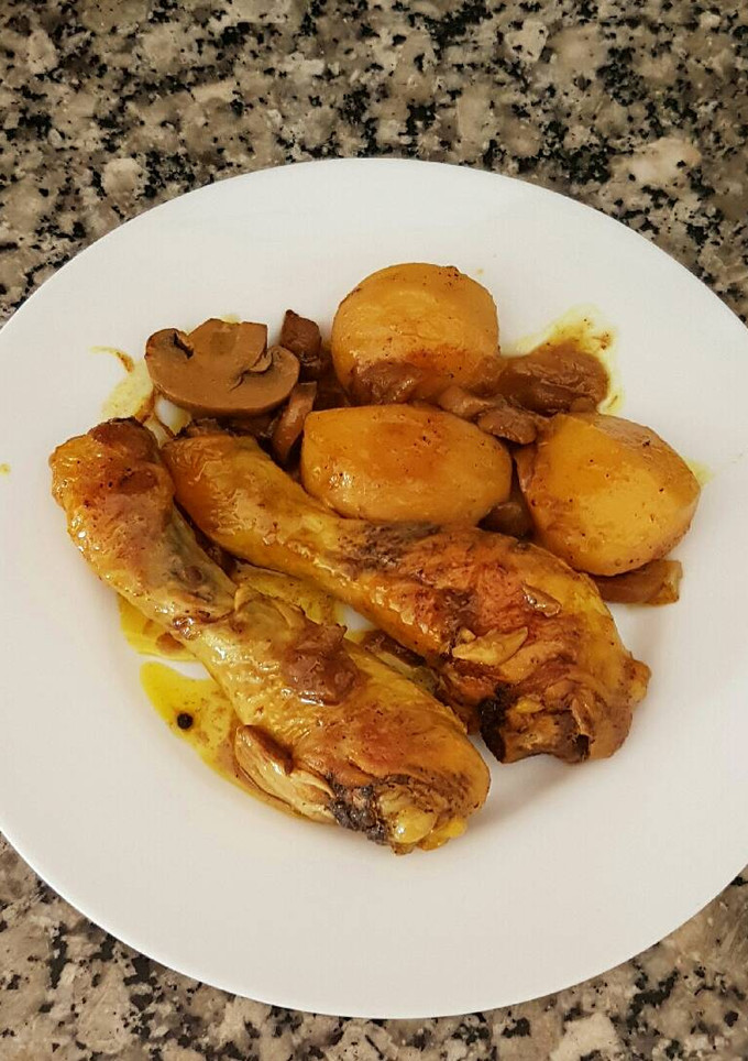 Una foto de Jamoncitos de pollo estofados con patatas y champiñones