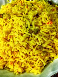 صورة لوصفة أرز أصفر بالبسلة والجزر