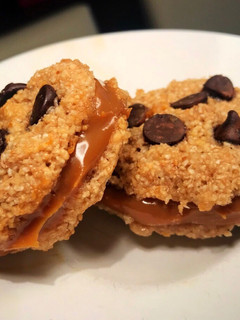 Una foto de Alfajores de avena y dulce de leche saludables. Alfacookies