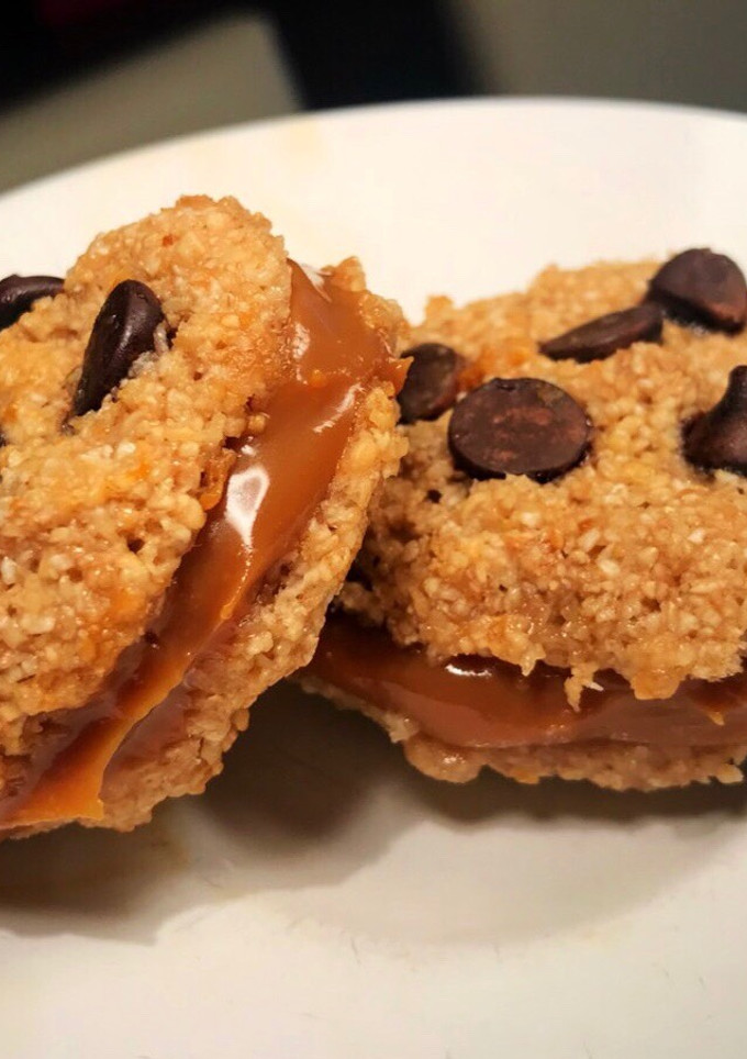 Una foto de Alfajores de avena y dulce de leche saludables. Alfacookies