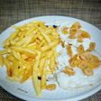 Patatas fritas con huevos y ajos