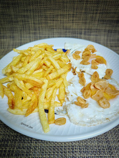 Una foto de Patatas fritas con huevos y ajos