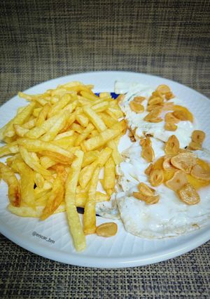 Foto principal de Patatas fritas con huevos y ajos