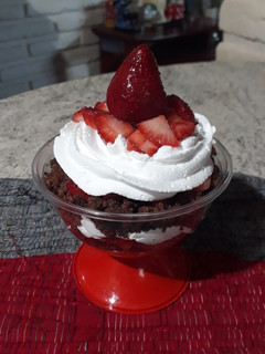 Una foto de Postres en vasito o copa😋