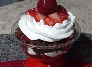 Una foto de Postres en vasito o copa😋