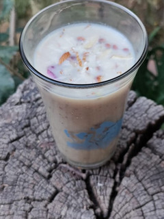 ખજૂર અંજીર ડ્રાયફ્રુટ મિલ્ક (Khajoor Anjeer Dryfruit Milk Recipe In Gujarati) રેસીપી મુખ્ય ફોટો