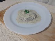 Una foto de salsa blanca para carnes