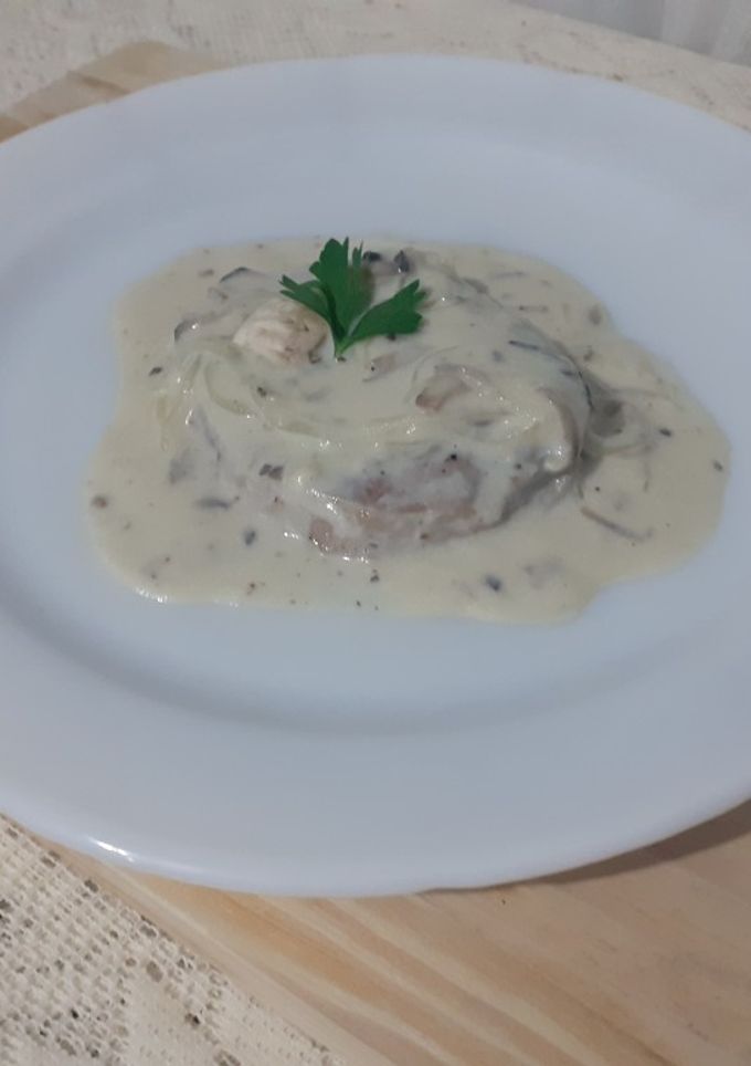 Una foto de Cuete de res en salsa bechamel estilo atho