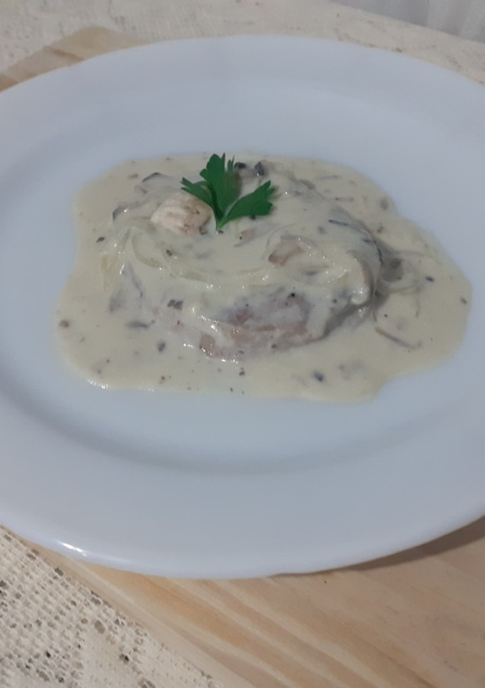 Una foto de Cuete de res en salsa bechamel estilo atho