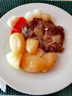 Hagymás tepsis tarja velesült burgonyával recept fotója