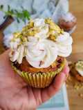 Cupcakes con panna montata e granella di pistacchi