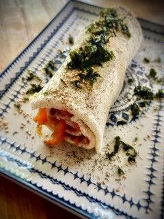 Una foto de Rollito de salmón marinado