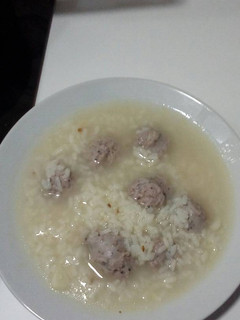Una foto de Sopa de arroz con salchichas