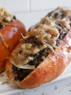 Una foto de Brioche de morcilla con piquillo y panceta e hinojo
