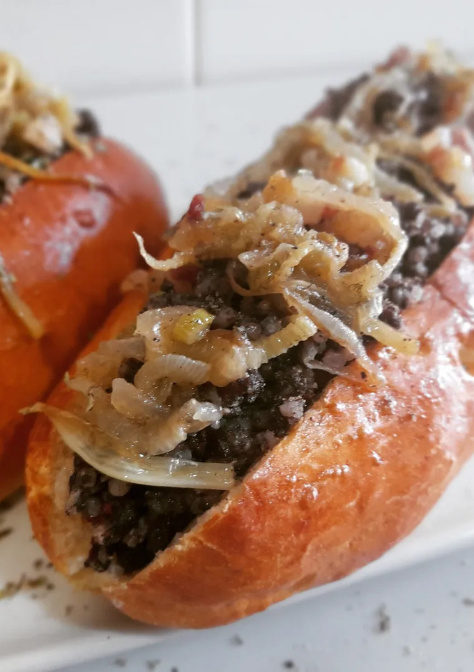 Una foto de Brioche de morcilla con piquillo y panceta e hinojo