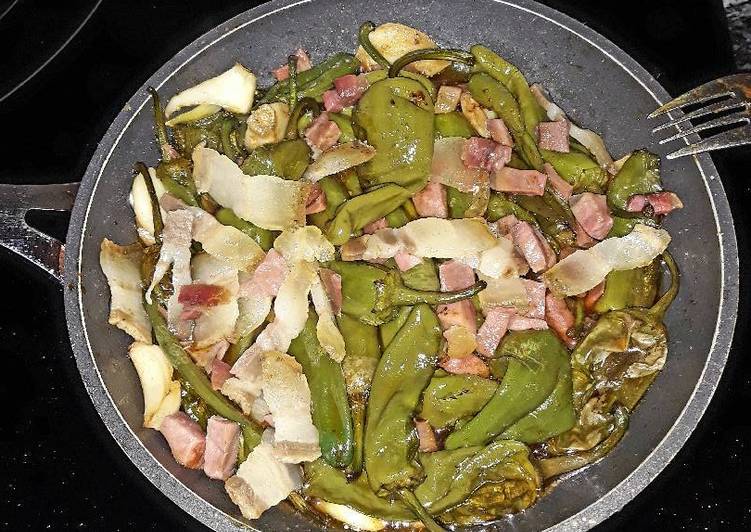 Pimientos de padrón con beicon y jamón