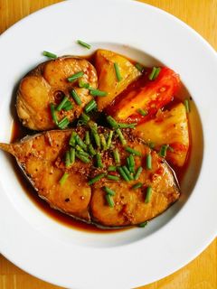 Hình của món Cá thu kho khóm.