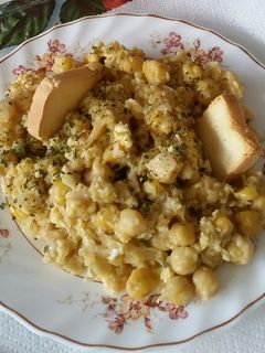 Una foto de Garbanzos fritos con huevo