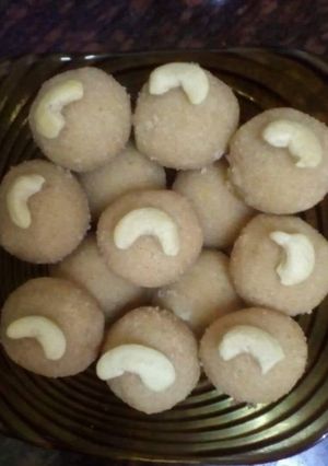 A picture of Rava Ladoo.