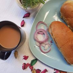 A picture of Bunkabab with elaichi tea.