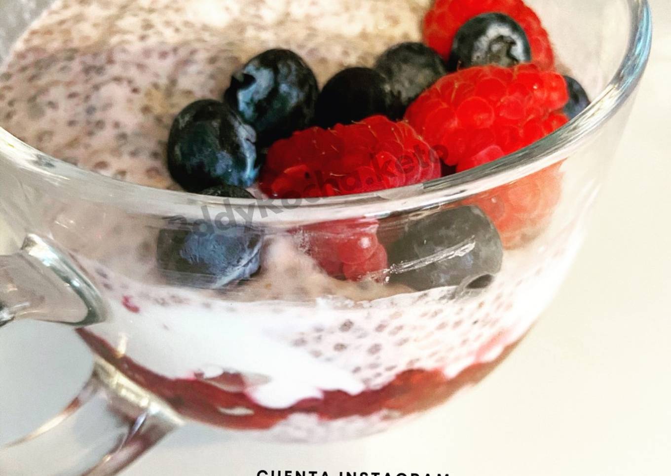 Budín de chía con frambuesa keto