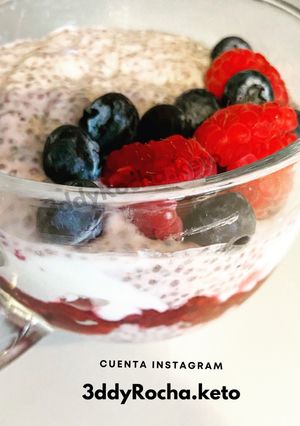 Una foto de Budín de chía con frambuesa keto