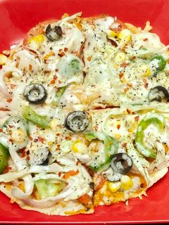 भाकरी पिझ्झा (हेल्दी पिझ्झा) (bhakhri pizza recipe in marathi) रेसिपी चे मुख्य फोटो