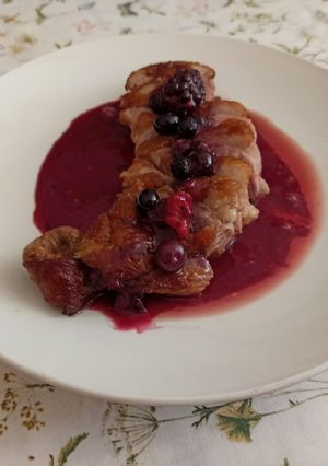 Una foto de Magret de pato con frutos rojos