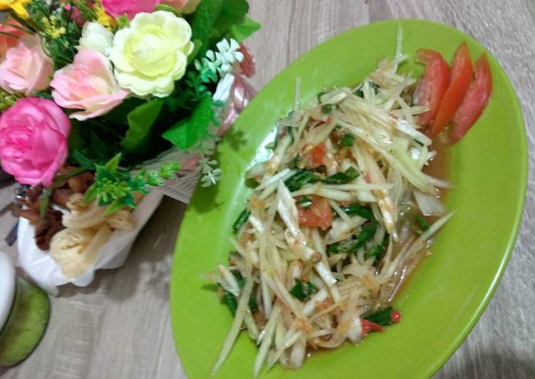 Som tam (salad pepaya muda) khas thailand