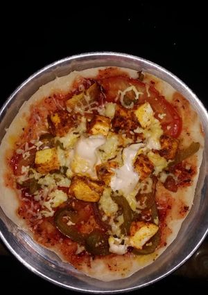 A picture of Homemade Pizza.. without yeast..and super indian style..in Kadhai.