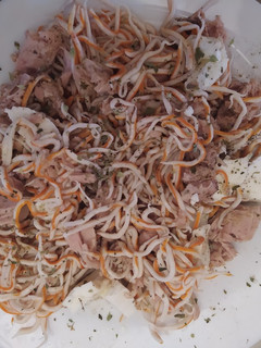 Una foto de Ensalada de surimi con atún y queso fresco