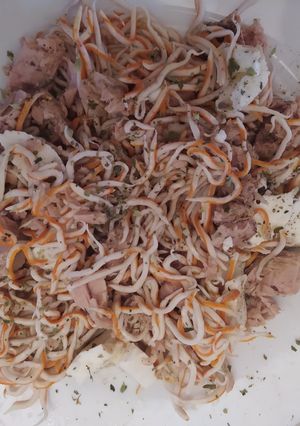 Una foto de Ensalada de surimi con atún y queso fresco