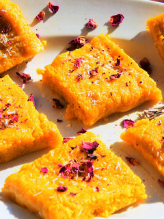 Una foto de Barfi de mango, coco y cardamomo